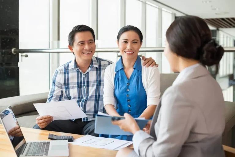 personne choisissant un pret bancaire moderne