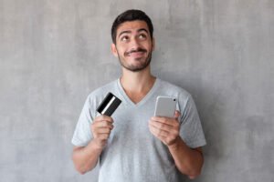 personne choisissant une carte de credit moderne