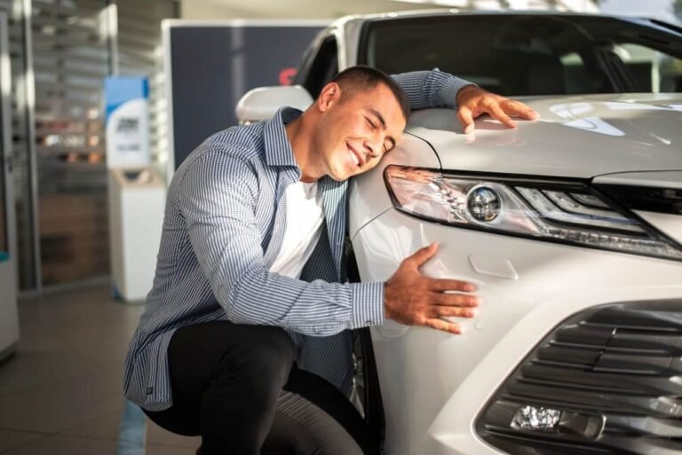 personne choisissant une voiture en agence moderne