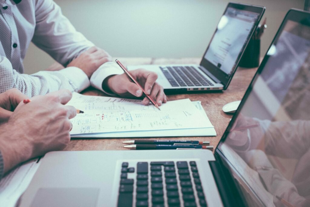 Comment Trouver Une Assurance Pour Résilié Sans Frais De Dossier 1 personne comparant des contrats dassurance en ligne