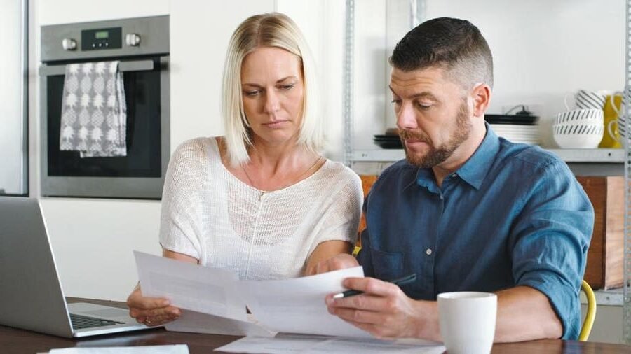 personne comparant differentes polices dassurance vie