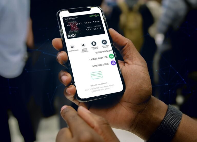 personne comparant frais bancaires sur smartphone 1