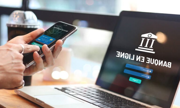 personne comparant frais bancaires sur smartphone