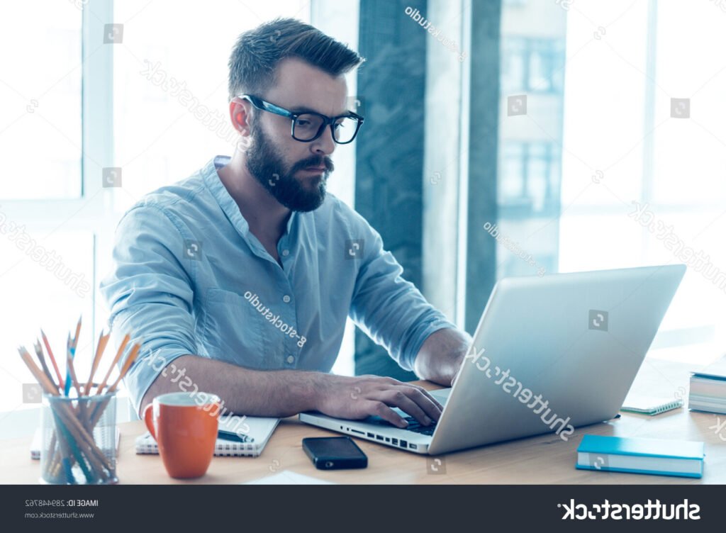 personne concentree travaillant sur ordinateur portable