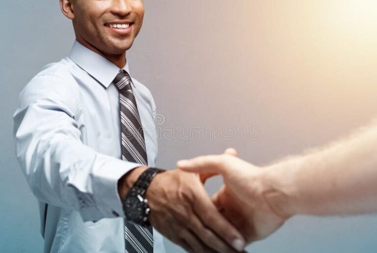 personne confiante serrant une poignee de main
