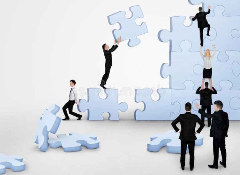 personne construisant un puzzle dentreprise