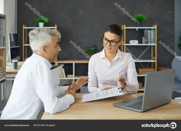 personne consultant contrat bancaire devant ordinateur