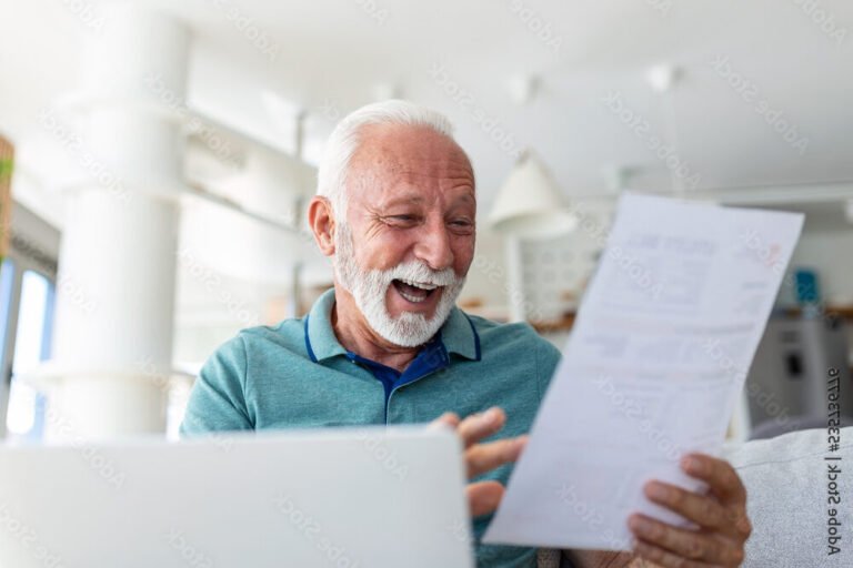 personne consultant des documents financiers heureux