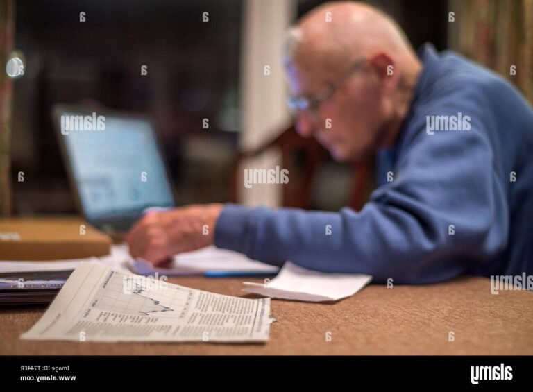 Compte courant rémunéré à la Caisse d'Épargne : comment ça marche 2 personne consultant ses finances sur ordinateur portable 1