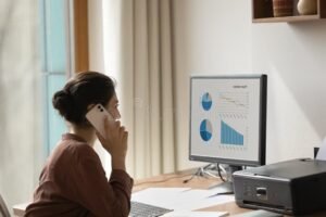 personne consultant smartphone avec graphique financier