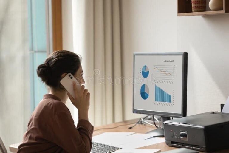 Comment investir en SCPI dans une assurance vie chez Boursorama 1 personne consultant smartphone avec graphique financier