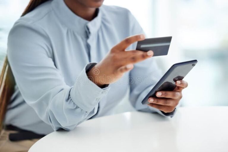 personne consultant son smartphone avec banques en ligne