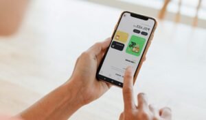 personne consultant taux depargne sur smartphone