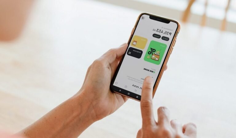 Quel est le taux actuel du compte épargne logement en France 3 personne consultant taux depargne sur smartphone