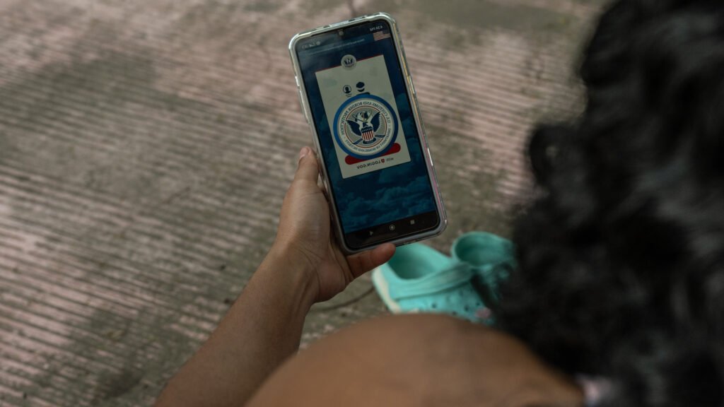 personne decue devant smartphone avec application lydia