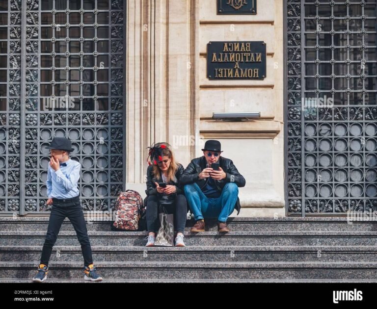 personne devant une banque traditionnelle elegante