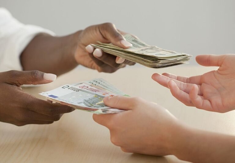 personne echangeant des devises en banque securisee