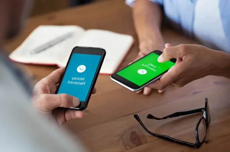 personne envoyant de largent via smartphone