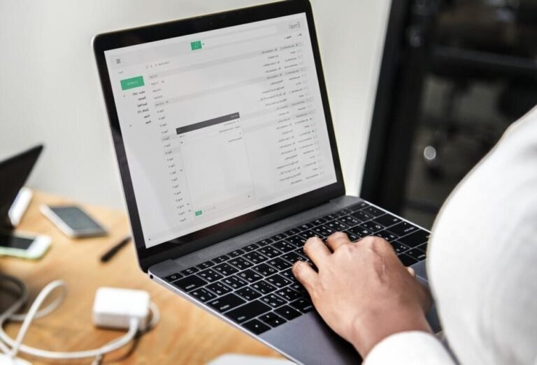 personne envoyant un email sur ordinateur portable