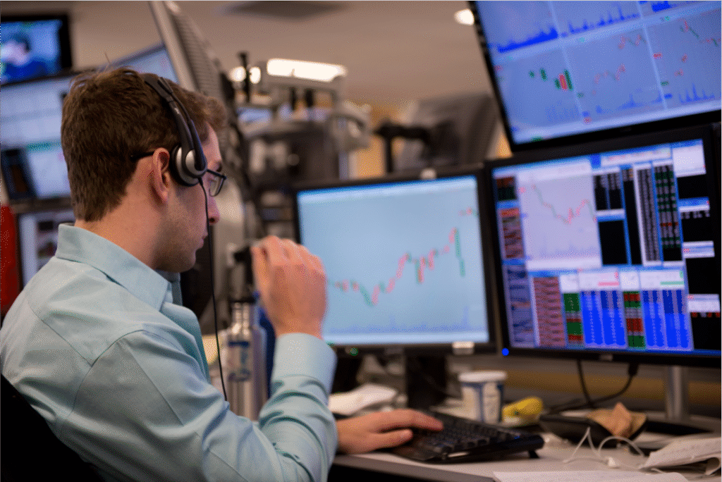 Comment Apprendre Sur La Bourse Pour Débutants Pas à Pas 2 personne etudiant la bourse avec graphique evolutif