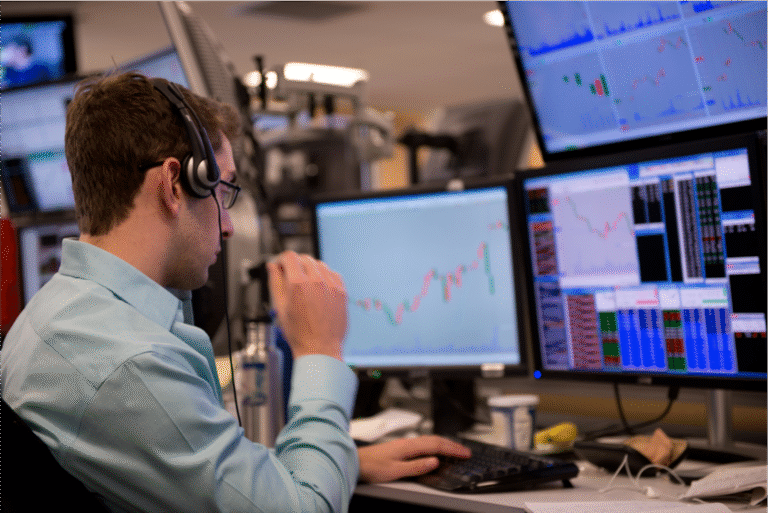 personne etudiant la bourse avec graphique evolutif