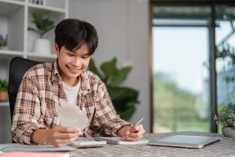 Quels Sont Les Avis Sur Le Dépôt à Terme Au Crédit Agricole 8 personne examinant contrat bancaire avec sourire