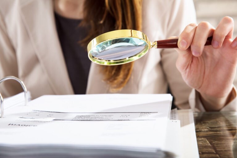 Comment Changer de Banque Avec un Crédit en Cours Sans Risque 1 personne examinant des documents bancaires sereinement