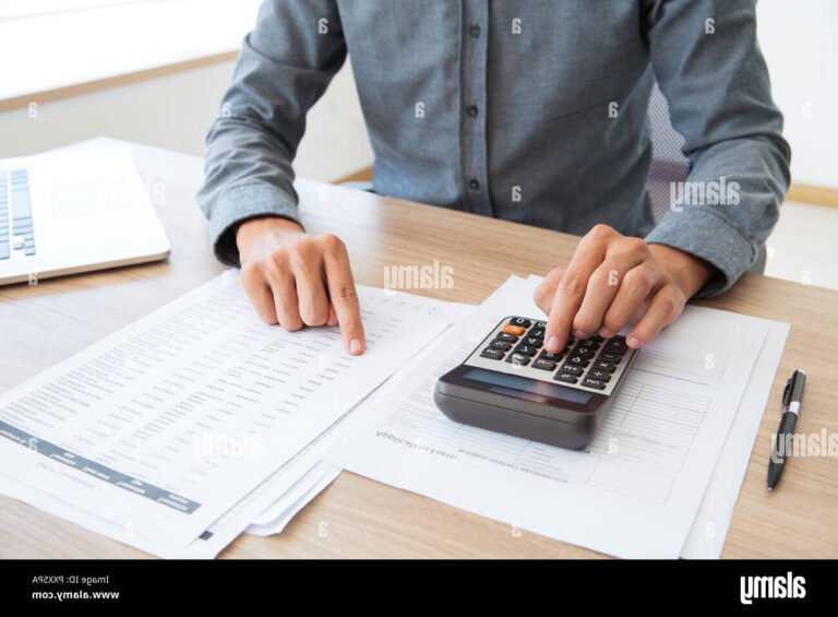 personne examinant ses finances avec calculatrice