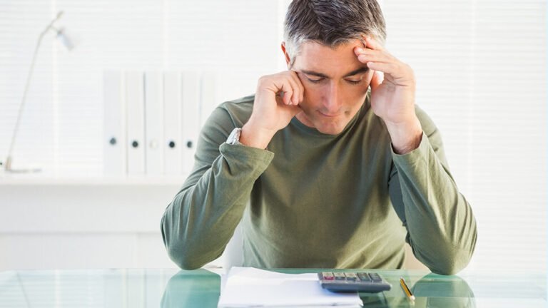 personne examinant ses finances avec concentration