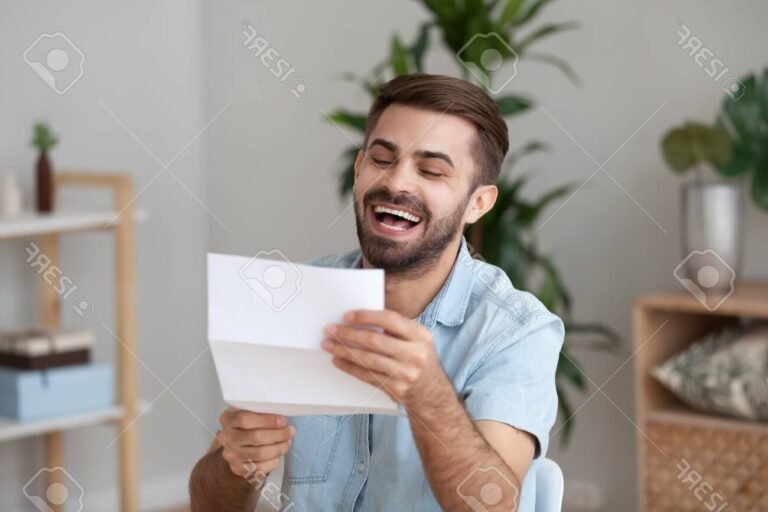 personne heureuse recevant un pret facilement