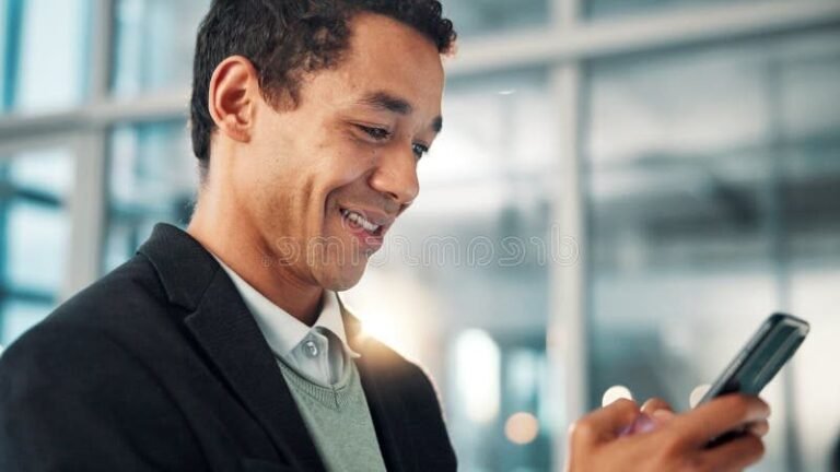 personne heureuse utilisant smartphone pour trading