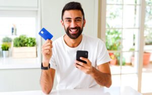 personne heureux avec carte de credit debloquee