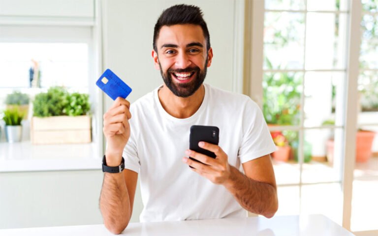 personne heureux avec carte de credit debloquee