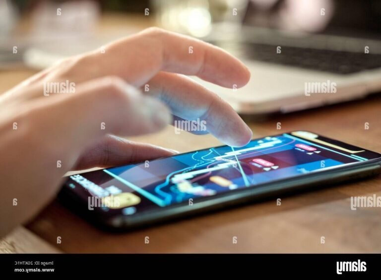 personne investissant via smartphone avec graphiques