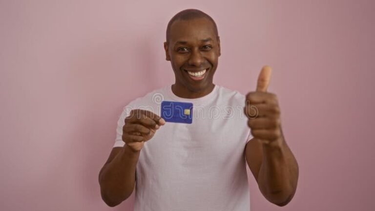 personne levant une carte de credit confiante