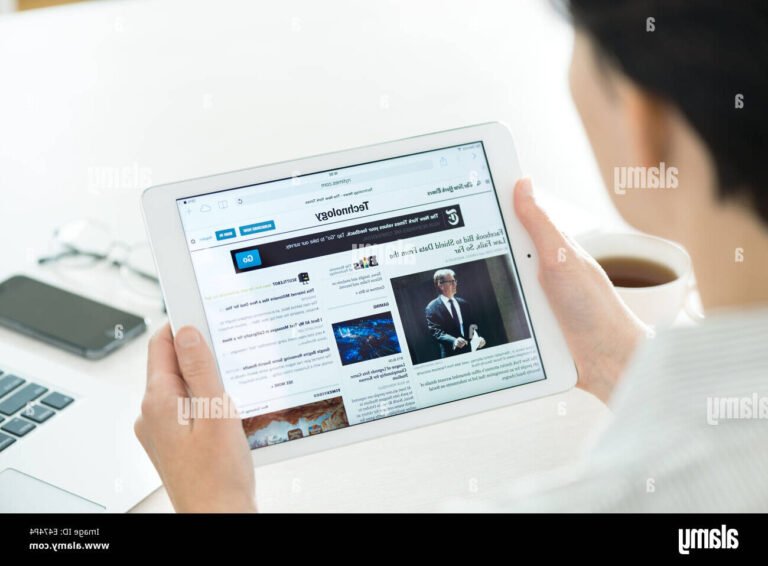 personne lisant un resume sur tablette moderne