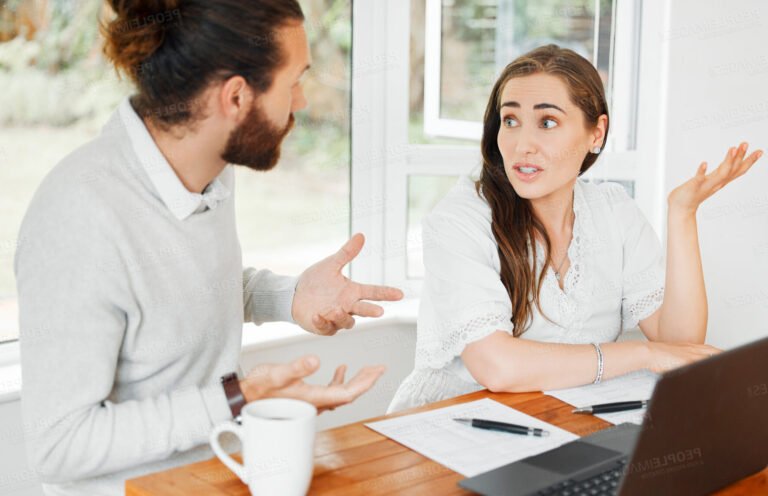 personne mecontente regardant releve bancaire