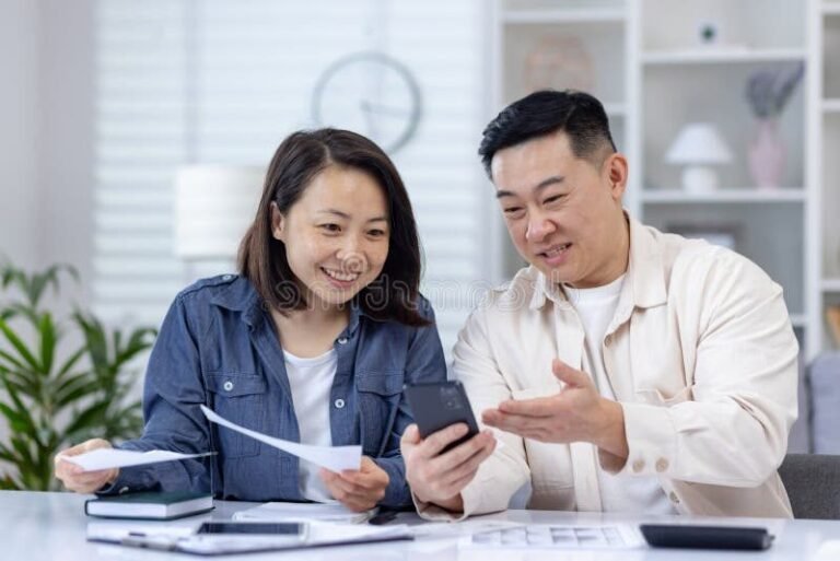 personne organisant ses documents financiers a domicile