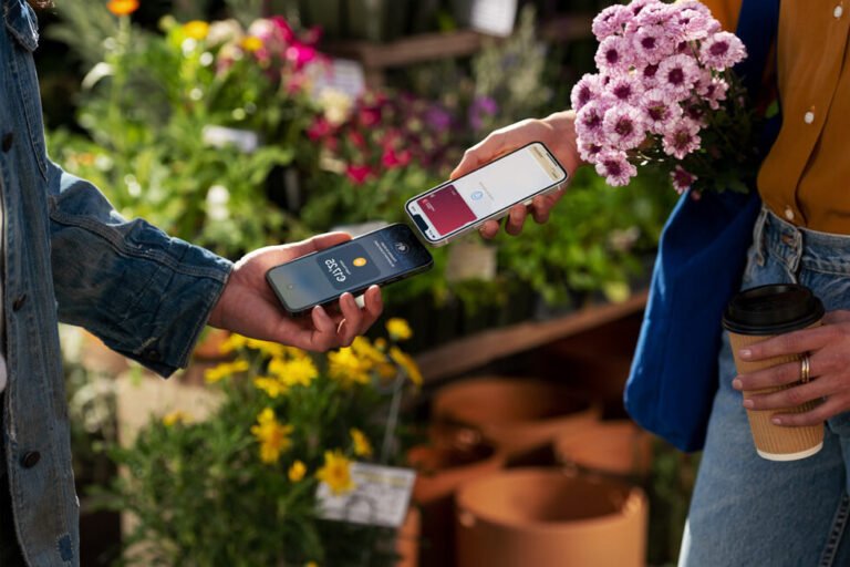 personne payant avec iphone et apple pay