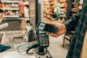 personne payant avec smartphone en magasin 1