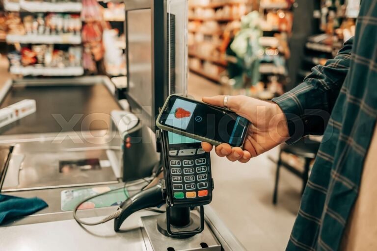 personne payant avec smartphone en magasin