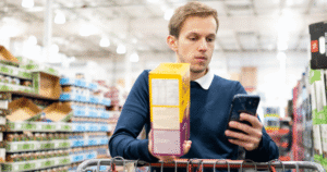 personne payant avec smartphone en magasin calme