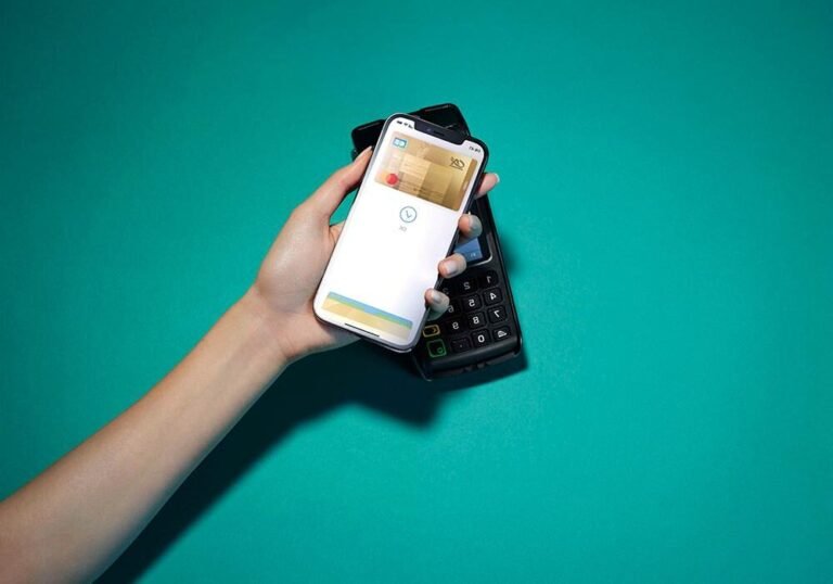 personne payant avec smartphone en magasin credit agricole