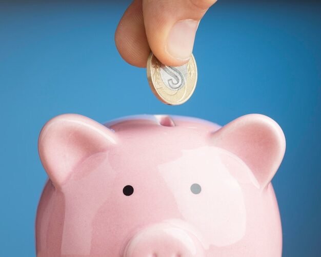 personne placant des pieces dans une tirelire
