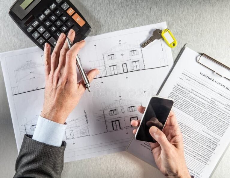 personne planifiant projet immobilier avec calculatrice