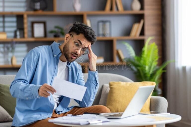 personne preoccupee regardant des documents financiers