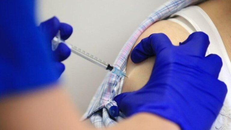 personne recevant un coup de pouce symbolique