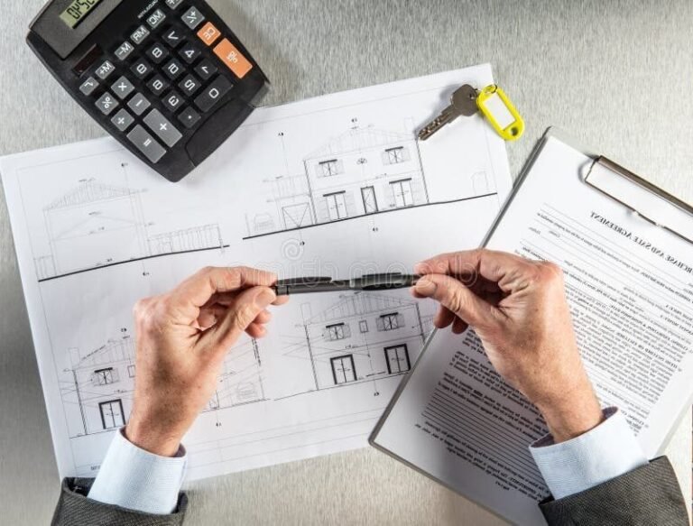 personne reflechissant avec papiers et cle maison