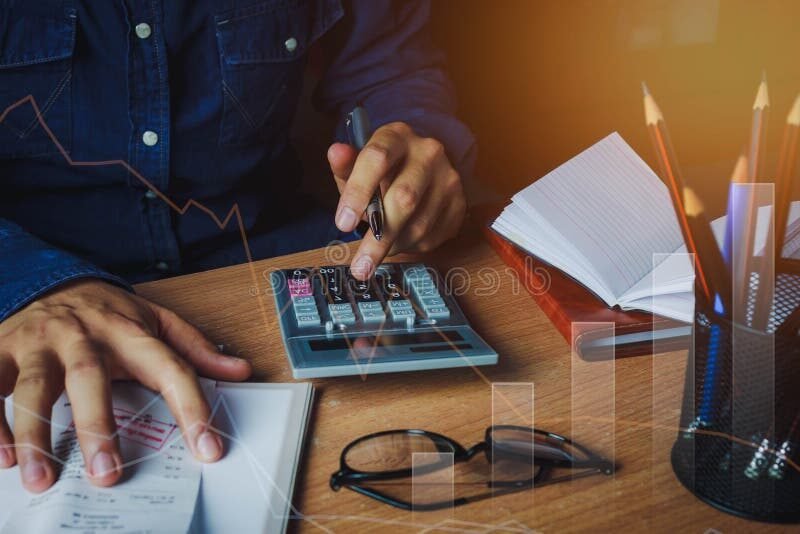 Que Faut-Il Savoir Sur Le Mini Crédit Floa Bank Avant De Souscrire 2 personne reflechissant devant calculatrice et documents financiers