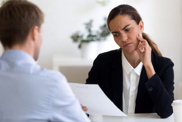 personne reflechissant devant formulaire de pret banque